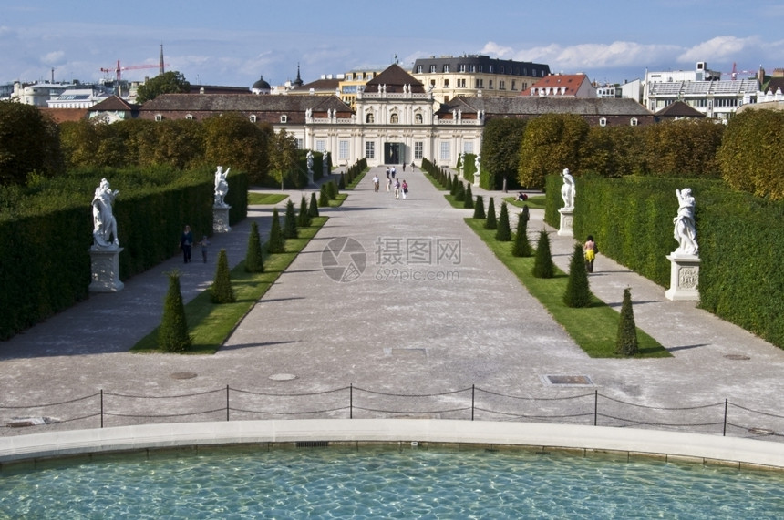 华尔兹夏天在维也纳美丽的宫殿贝尔维迪在阳光明媚的一天绿色图片