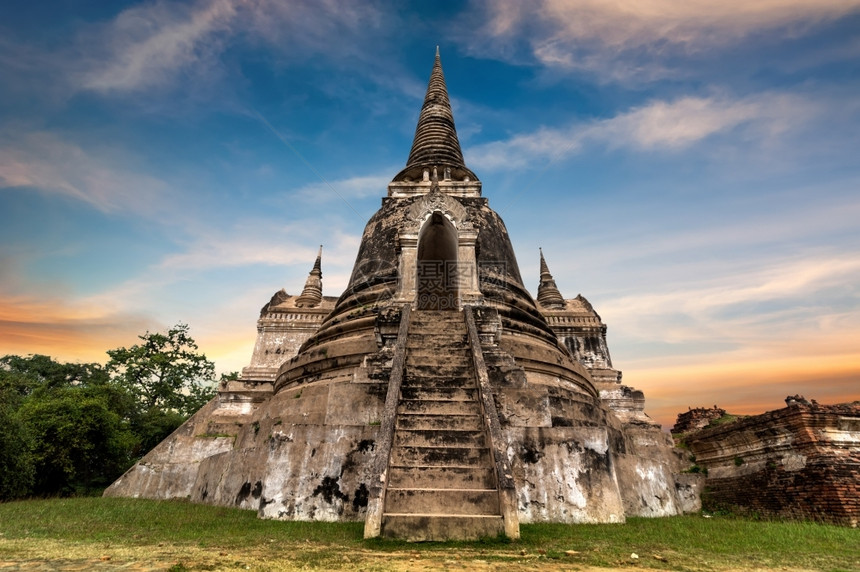遗产Ayutthaya泰国旅游地貌和目的古老佛教寺庙废墟位于WatPhraSriSanphet寺庙日落天空下的Ayutthaya图片