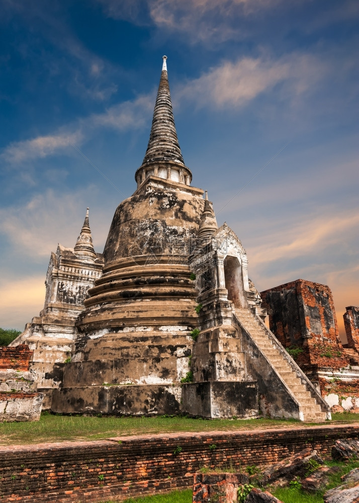 高棉Ayutthaya泰国旅游地貌和目的古老佛教寺庙废墟位于WatPhraSriSanphet寺庙日落天空下的Ayutthaya图片