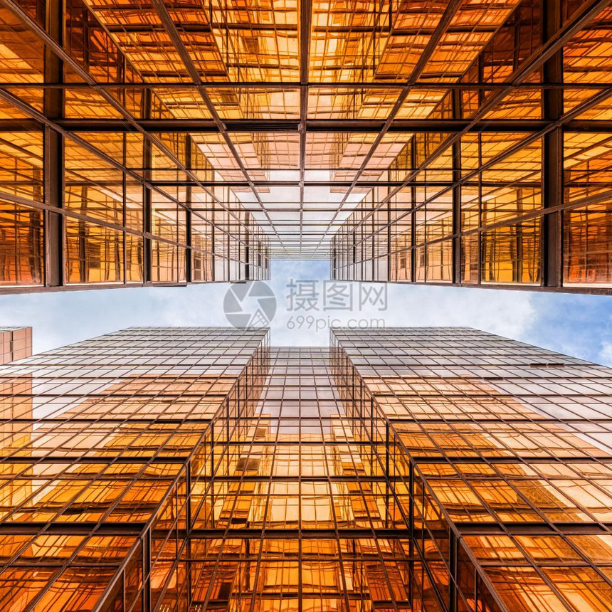 香港摩天大楼的上升角度与高层建筑玻璃商业和金融建筑工业概念之间的云反射办公室罗亚市中心图片