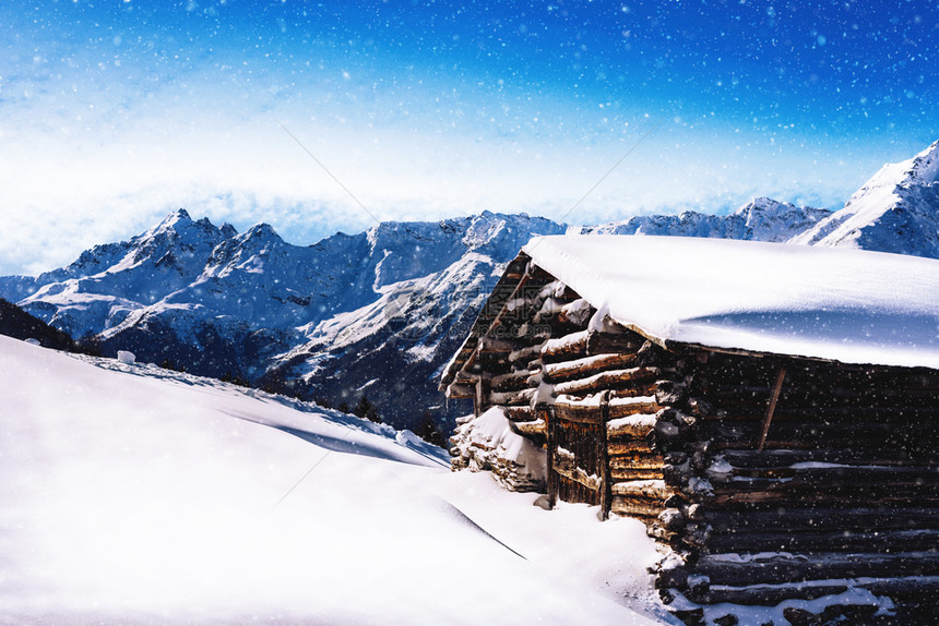 旅行书坠落高海拔木屋小雪飘落阿尔卑斯山脉为背景高海拔小木屋雪飘落在阿尔卑斯山图片