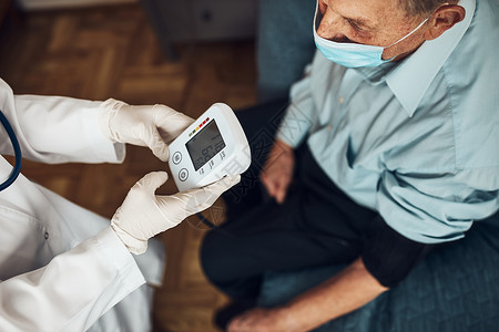 医生测量老人的血压脉搏图片