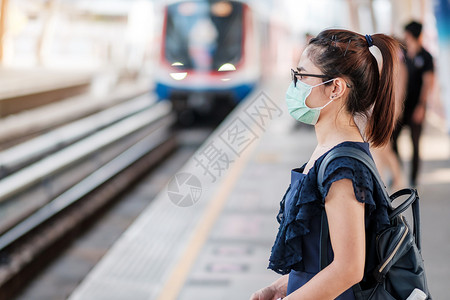 在火车站戴着口罩的青年女性图片