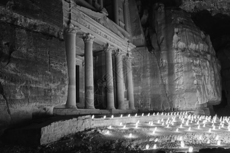路历史建筑的佩特拉国库在夜间的景象当时数百根蜡烛照亮了它图片