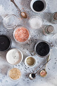 脚轮厨房火山海盐黑和粉红色喜马拉雅盐晶体不同种类盐的粉末收集平板海盐等灰混凝土底的不同盐类混合物最佳背景
