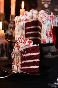 一块令人毛骨悚然的蛋糕红色天鹅绒装饰着蛋红骨头沾满了鲜血晚上好吃可口图片