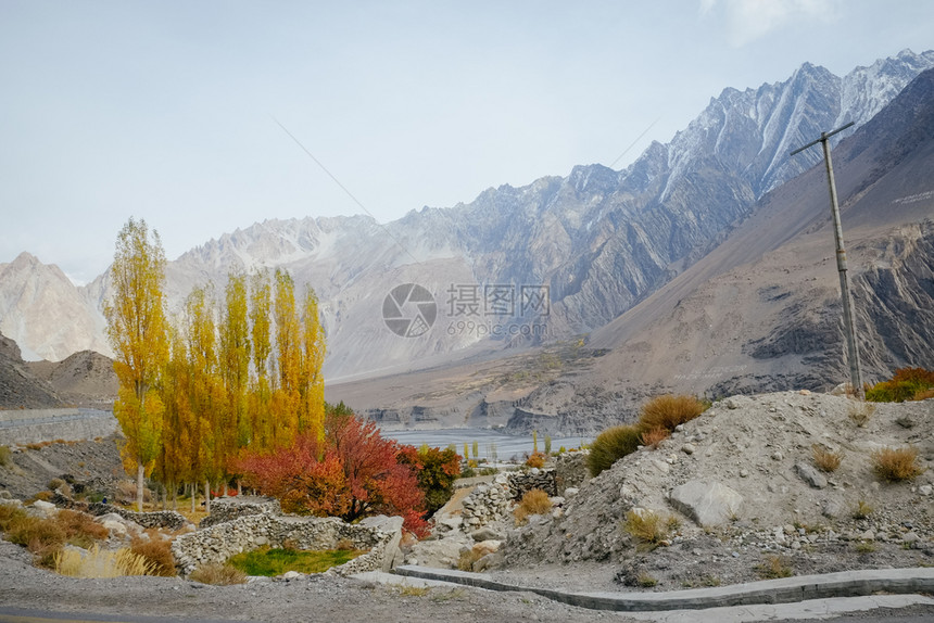 土地巴基斯坦GilgitBaltistan的秋天季节Karakoram山脉上雪盖峰发生于巴基斯坦GilgitBaltistan生图片