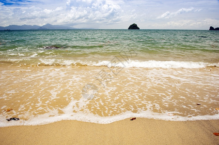 热带海滩和岸线波浪照拍亚洲人假期兰卡威图片