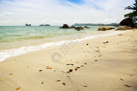明亮的水平热带海滩和岸线波浪照拍岛图片