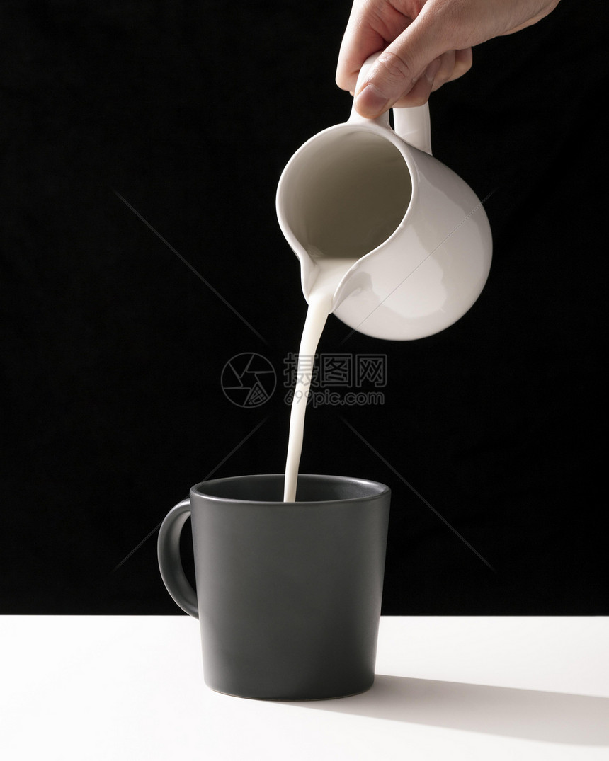将牛奶倒进杯中高分辨率照片前视面高质量照片咖啡店插图柜台图片