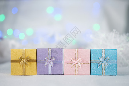 粉色礼品盒装饰风格白色的丰富多彩白皮bokeh背景的多彩礼品盒并有季节问候圣诞快乐或新年选择点的复制空间布罗列设计图片