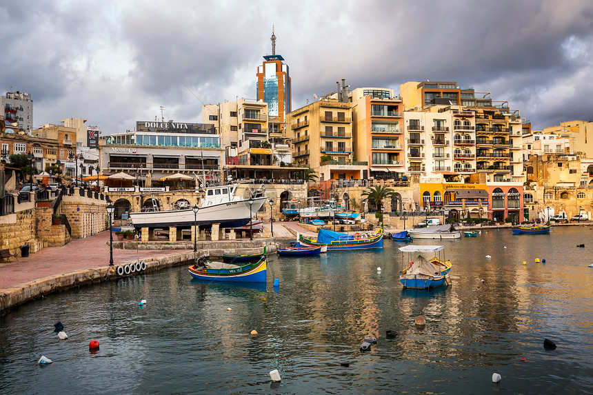 现代的2015年月3日马耳他圣朱利安市的Jannuary23SpinolaBay和Portomaso塔Portomasso商业塔图片