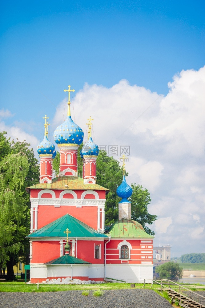 草地夏季风景与TsarevichDimitrich教堂对血迹Uglich的观光景色是名为俄罗斯金环旅游路线之一的城市其观点来自苏图片