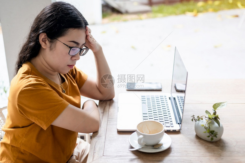 在咖啡店办公的女性图片