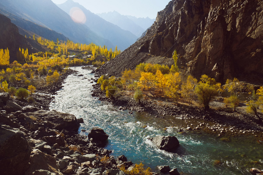 矿物树叶弯曲巴基斯坦GilgitBaltistanGivisGhizer的秋天季节风流于兴都库什山脉谷沿河流的美丽自然景观图片