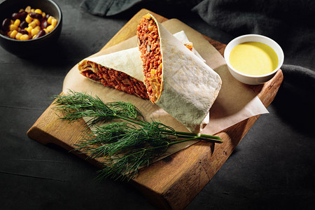 碎肉晚餐蘸蔬菜食品奇利康卡尼墨西哥卷饼配有大豆小麦玉米和红豆图片