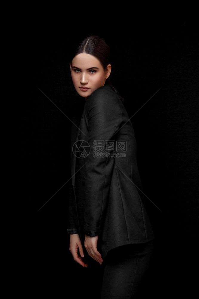 口红穿着黑西装和蜜衣的年轻优雅女子在黑色孤立背景下拍摄的时尚高模版肖像的夹克图片