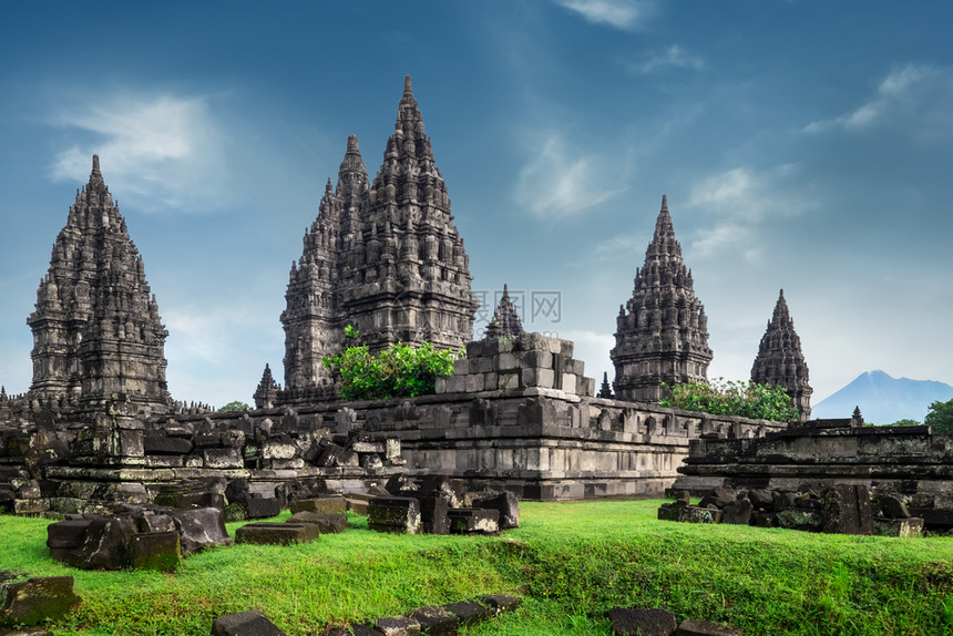 印度尼西亚日惹最大的印度教寺庙高尖建筑的爪哇宗教和前面的古老废墟CandiPrambanan或RaraJonggrang地点旅行图片