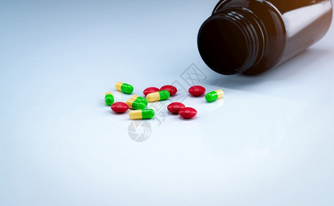 端午制曲白色背景棕药瓶附近的绿和黄胶囊与红药片丸制工业止痛阿片类物衍生治疗癌症疼痛的药物包装红色曲马多背景