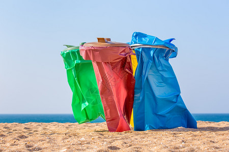 沙滩上的多彩垃圾袋图片