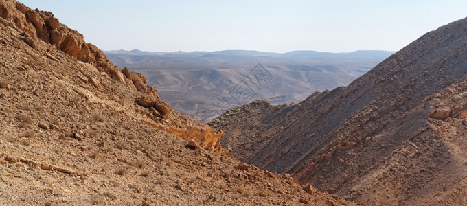 石头位于以色列内盖夫沙漠大克拉泽马赫泰什加多尔峡谷自然宽的背景图片