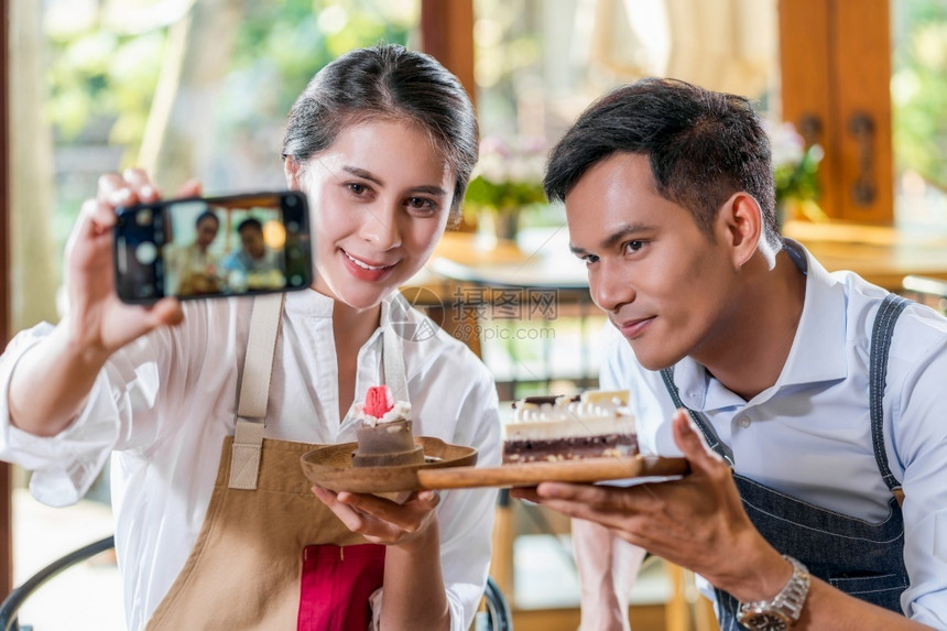 甜的潮人两位亚洲小商主的伙伴自拍在咖啡店介绍面包时有校对Vlog蛋糕和甜点企业家博客和创企概念服务图片