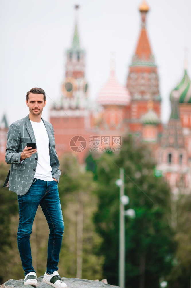 在大城市微笑的家伙肖像快乐年轻城市男子在欧洲快乐经理中央旅游图片