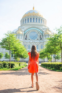 柱子俄罗斯喀琅施塔得20年6月15日可爱的小女孩在圣彼得堡附近的喀琅施塔得圣尼古拉海军大教堂的景点探索圣彼得堡附近喀琅施塔得的圣背景