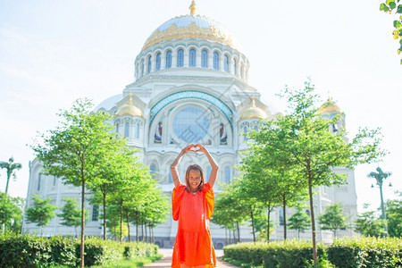 俄罗斯喀琅施塔得20年6月15日可爱的小女孩在圣彼得堡附近的喀琅施塔得圣尼古拉海军大教堂的景点探索圣彼得堡附近喀琅施塔得的圣尼古背景