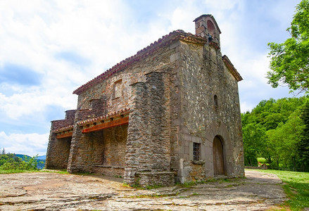 科萨卡布拉加泰罗尼亚州鲁皮特的圣马格达莱纳教堂普鲁特历史镇背景