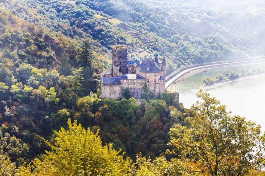 德国的浪漫美丽城堡河流巡航卡茨城堡的景象俯视莱茵河上方的圣高沙森镇旅游的遗产谷图片