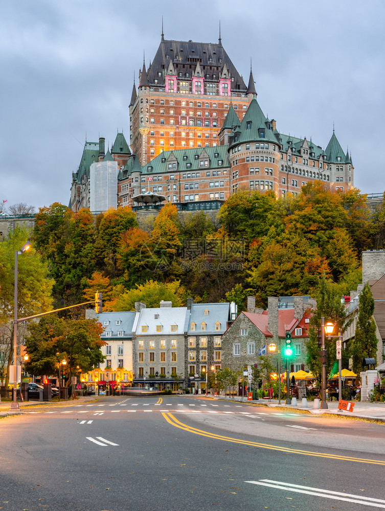 交通路暮加拿大魁北克省下老城和加拿大魁北克省秋季天FairmontLeChateauFronteenac酒店的城市风景或天际线图片