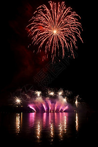 庆生日礼炮假期发光的布尔诺水坝上美丽的彩色烟花国际比赛IgnisBrunensisBrno捷克欧洲作品背景