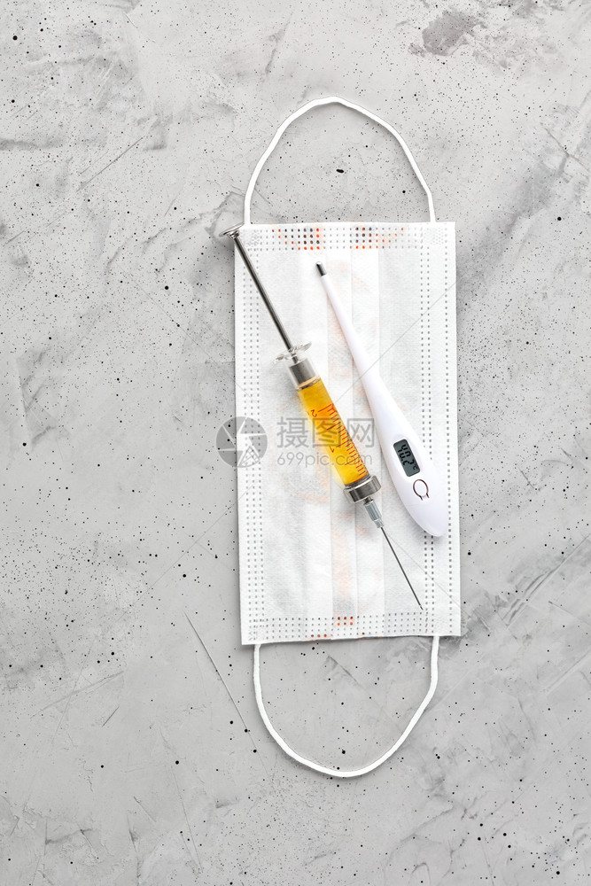 医疗面具电子温度计和注射针筒在灰色混凝土背景下使用黄色疫苗防止流感和冷冻的概念防止流感和冷藏空间纵向形象防范流感和冷冻的概念灰色图片