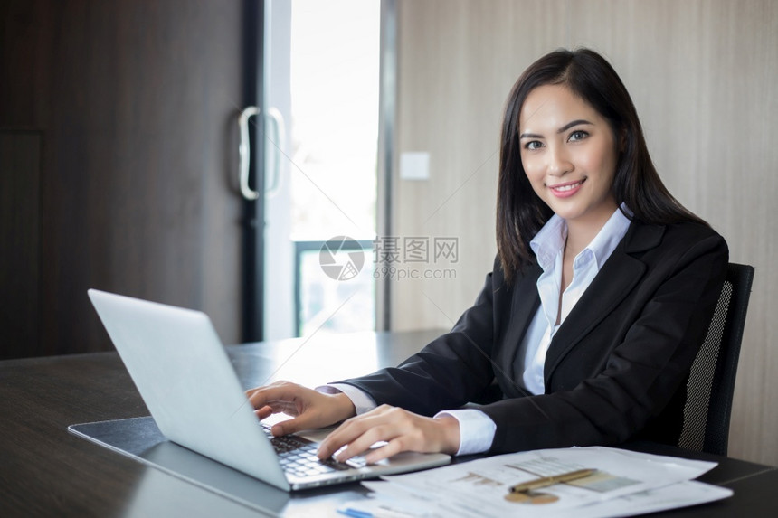 微笑亚洲女企业家和团体利用笔记本为商业伙伴使用亚洲女企业家和团体在会议上讨论文件和想法商业妇女笑着开心工作的她们也笑起来手办公室图片