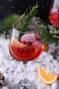 鸡尾酒玛格丽塔配红莓橙子和迷迭香圣诞派对的完美鸡尾酒品尝精盛宴图片