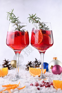 宴会一种柑橘鸡尾酒玛格丽塔配红莓橙子和迷迭香圣诞派对的完美鸡尾酒图片