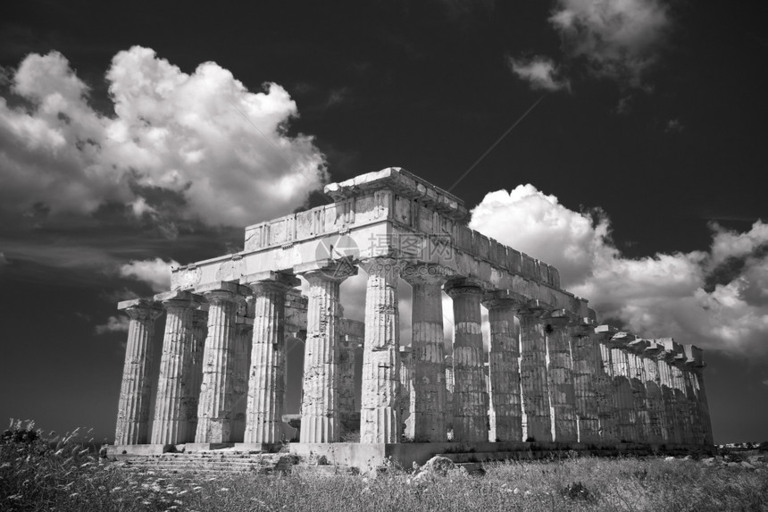 旅行大量的天空意利西里Selinunte希腊寺庙的废墟图片