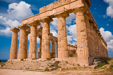 大量的意利西里Selinunte希腊寺庙的废墟日落欧洲图片