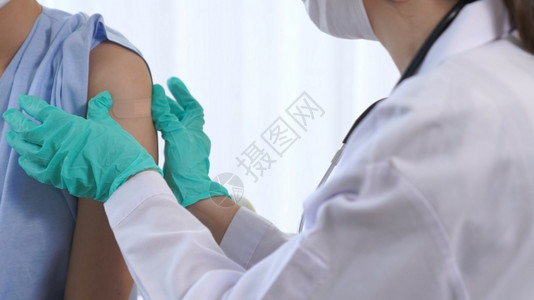 青年女医生给病人患者接种疫苗特写图片