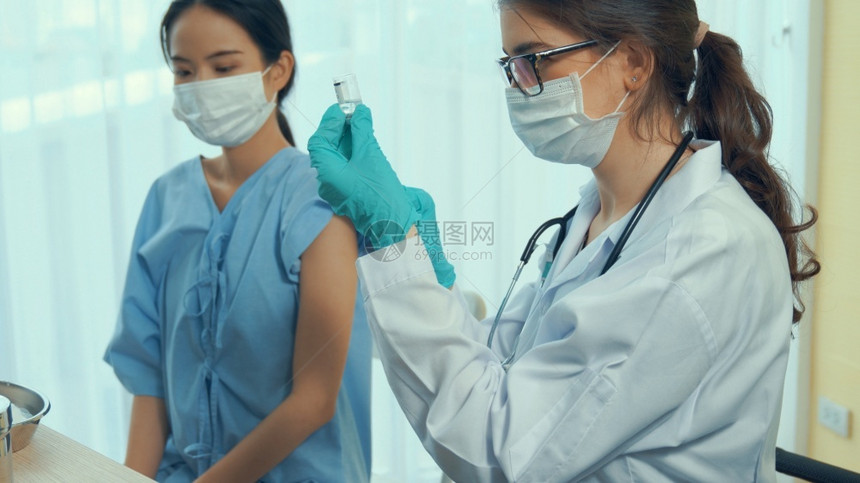年轻的女医生给病人患者接种疫苗图片