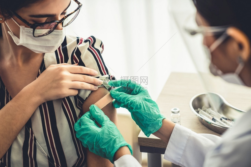 医生给患者接种防疫疫苗图片