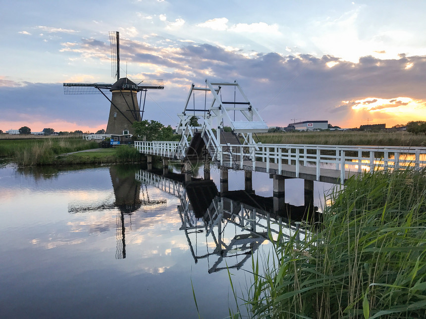 蓝色的复古教科文组织世界遗产场址即著名的Kinderdijk运河风车景优质的图片