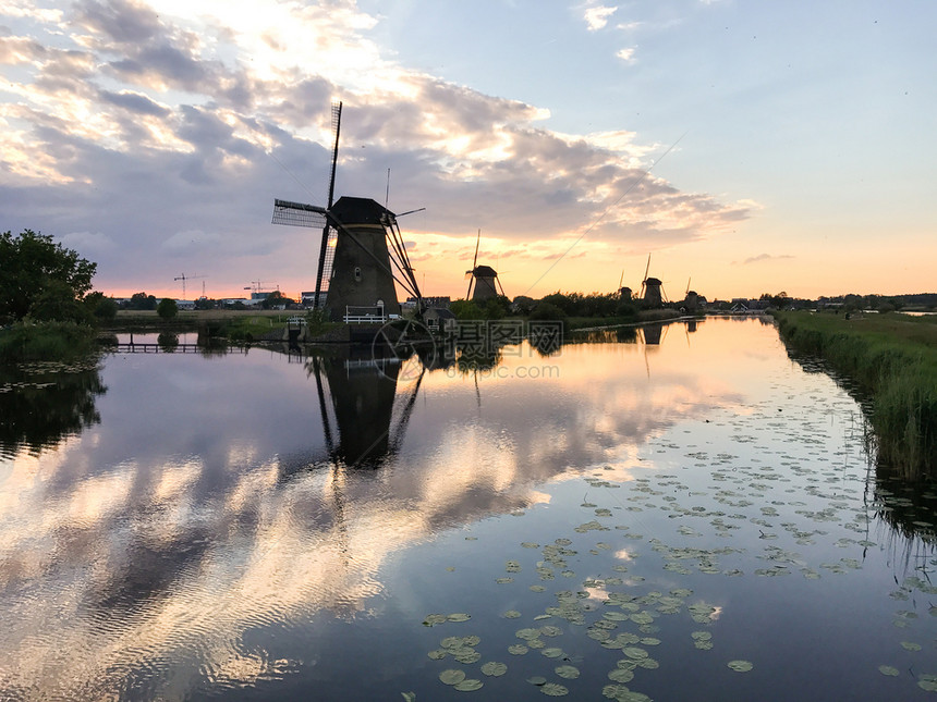 传统地点著名的Kinderdijk运河教科文组织世界遗产场址美丽的杜查风车景观力量图片
