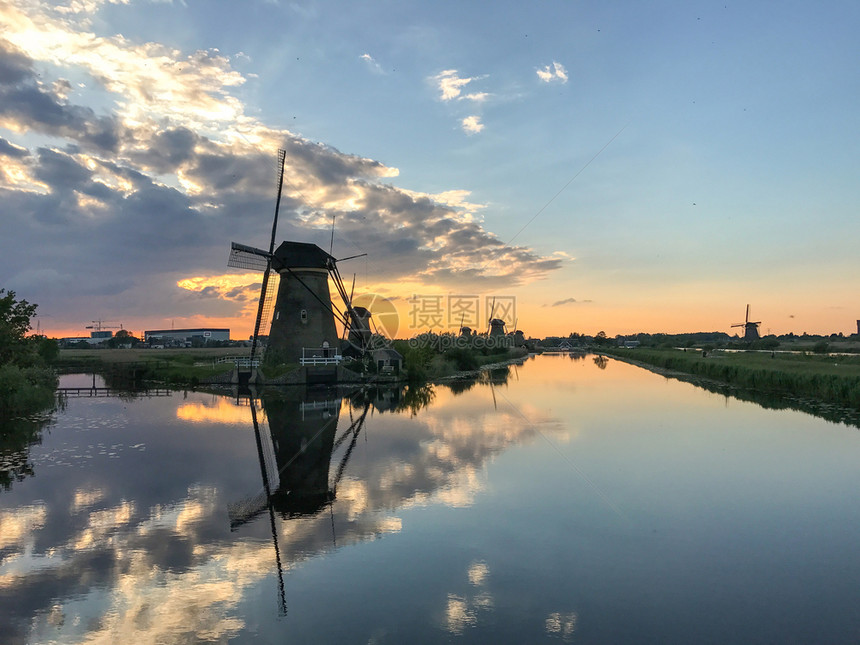 传统的著名Kinderdijk运河教科文组织世界遗产场址美丽的杜查风车景观灿烂联合国教科文组织图片