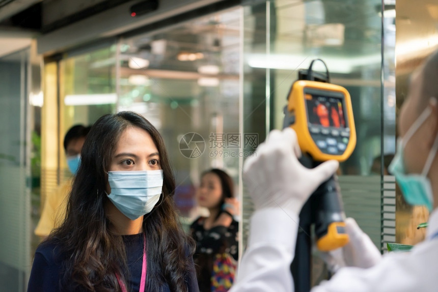 屏幕等待体温检查的亚洲人在进入大楼之前等待体温检查以便通过热扫描或红外摄像机为预防流行感covid19或来自在座的科罗纳进行建筑图片