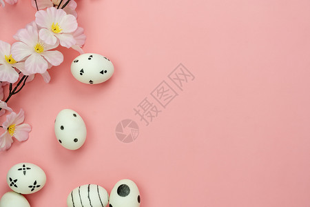 躺着兔子派对粉色的喜悦复活节背景概念Flat在办公桌设计面贴的现代粉色纸上装饰鲜花的彩色小兔子蛋并配有花饰装丰富多彩的背景