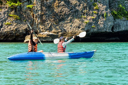 娱乐在泰国苏拉特萨尼MuKoWuaTa环岛的明夏天空前海上乘船旅行时有双妇女的母亲和儿在泰国苏拉特萨尼MuAngThong公园露背景图片