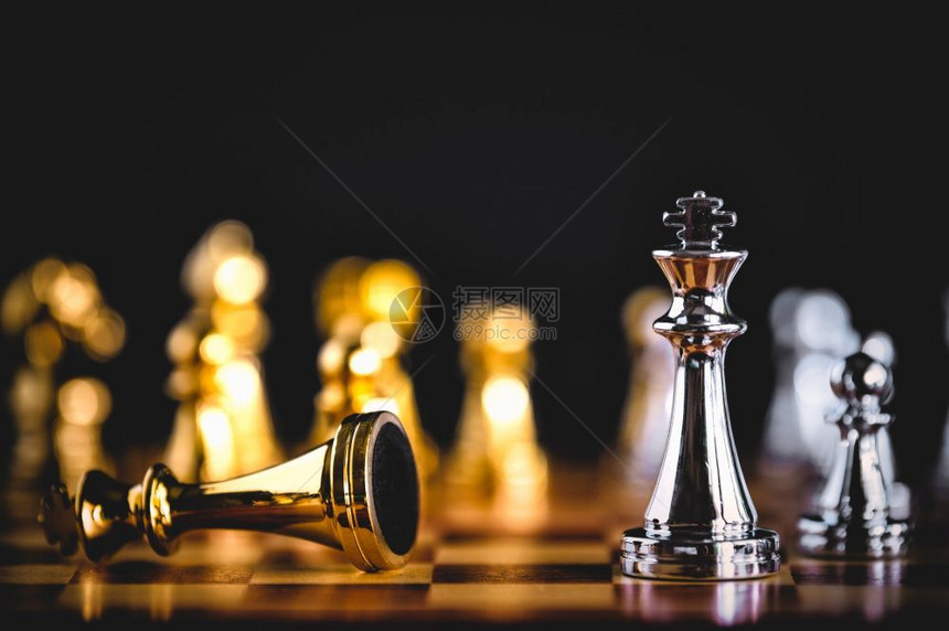 在棋盘游戏结束时实业家通过亲手将象棋推向成功竞争领导和战略管理George和策略管理CleadingandSpecialMana图片
