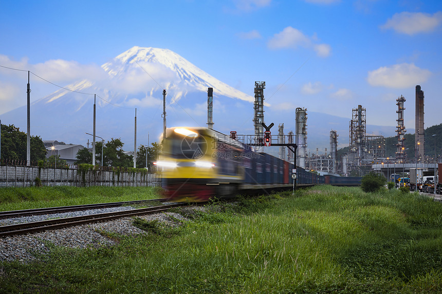 柴油机炼厂石和工业厂区和集装箱货物流火车运输开放照明动前方有Fuji山和蓝天背景的地面露天照明运动车站力量图片